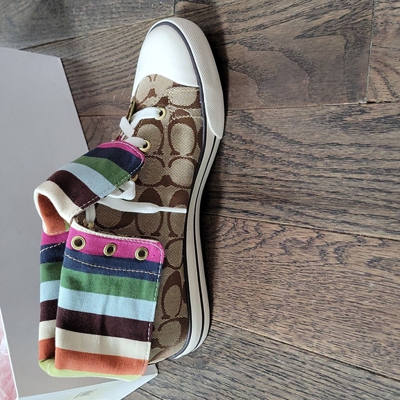 Coach - Picture 2 of 5